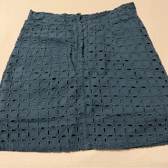 Like new* eyelet mini skirt - Picture 6 of 8